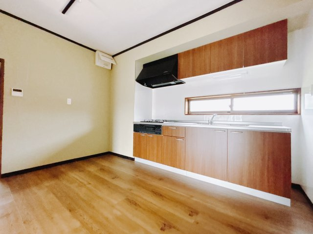 【中古戸建】安中市鷺宮のキッチン|■キッチン｜ワークトップの幅が広く、お子様といっしょにお料理をつくったり、ちょっとしたパーティーも楽しめます。フラットなのでお掃除がしやすいのもポイントです♪