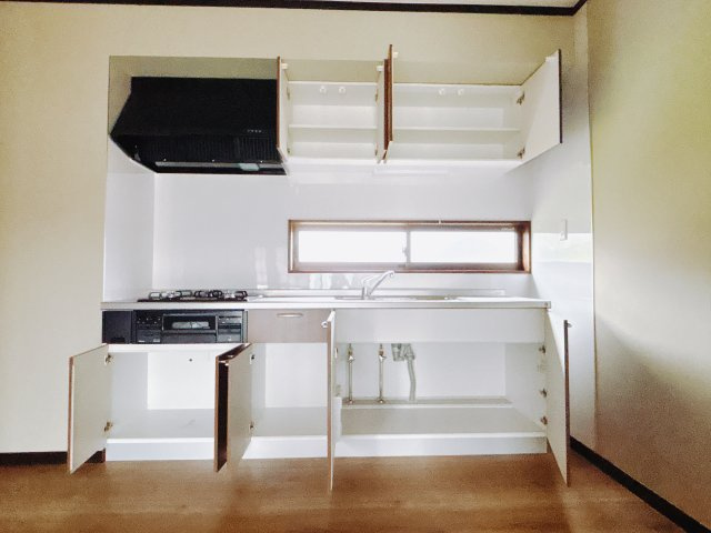 【中古戸建】安中市鷺宮のキッチン|■キッチン｜大きなお鍋や調理用具のも出し入れラクラクな収納がたっぷり！毎日使う場所だからこそ、無理のない姿勢で作業できるのは嬉しいポイントですね(*＾＾*)♪