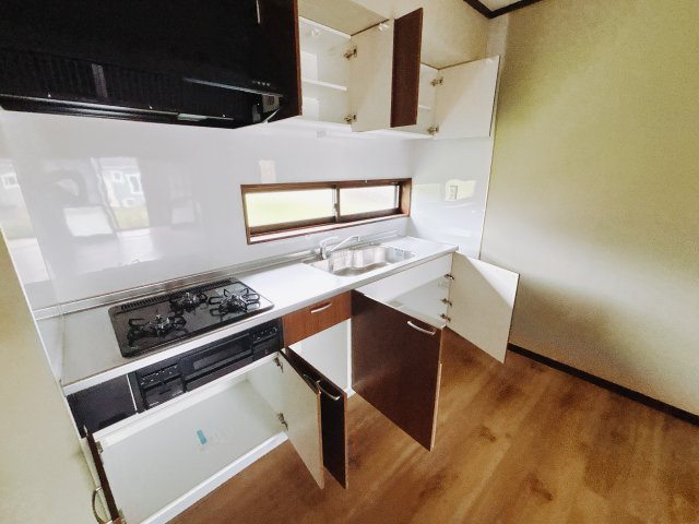 【中古戸建】安中市鷺宮のキッチン|■キッチン｜鍋やお皿の出し入れもラクラクです☆また、ワークトップ幅が広く、お子さまと並んで料理ができます♪