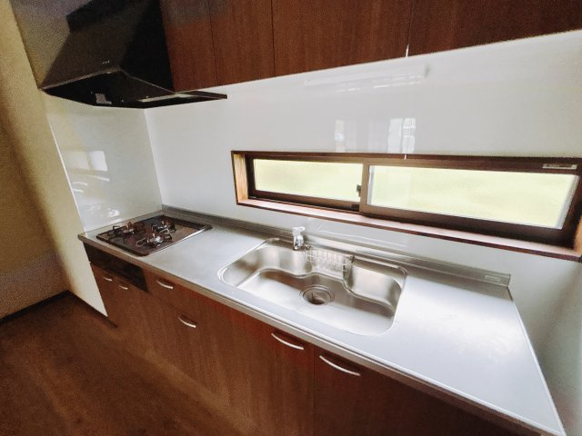 【中古戸建】安中市鷺宮のキッチン|■キッチン｜ワークトップ下には、圧力鍋やパスタ鍋などのかさばる調理器具もラクラクです☆