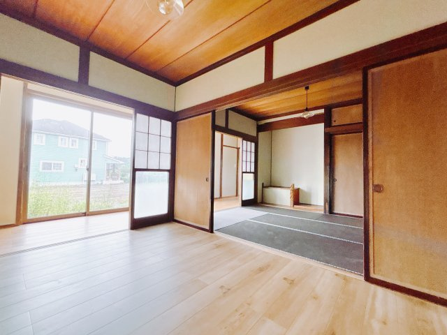 【中古戸建】安中市鷺宮の居間・リビング|■リビング｜大きい窓からあたたかいたっぷりの光が入ります♪開放的な空間で毎日をもっと快適に(*＾＾*)