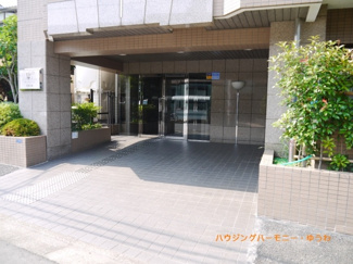 【エントランス】 | タイル敷きの綺麗なエントランスです。