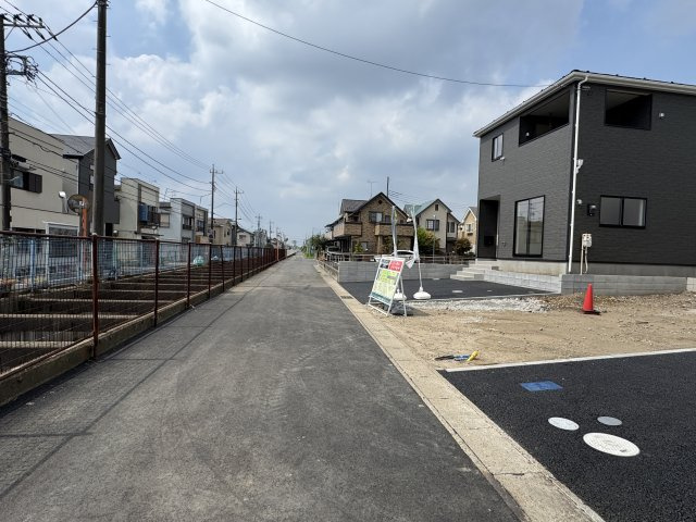 松戸市西馬橋５丁目新築戸建【旭町小学校：7分】の前面道路含む現地写真|南側前面道路