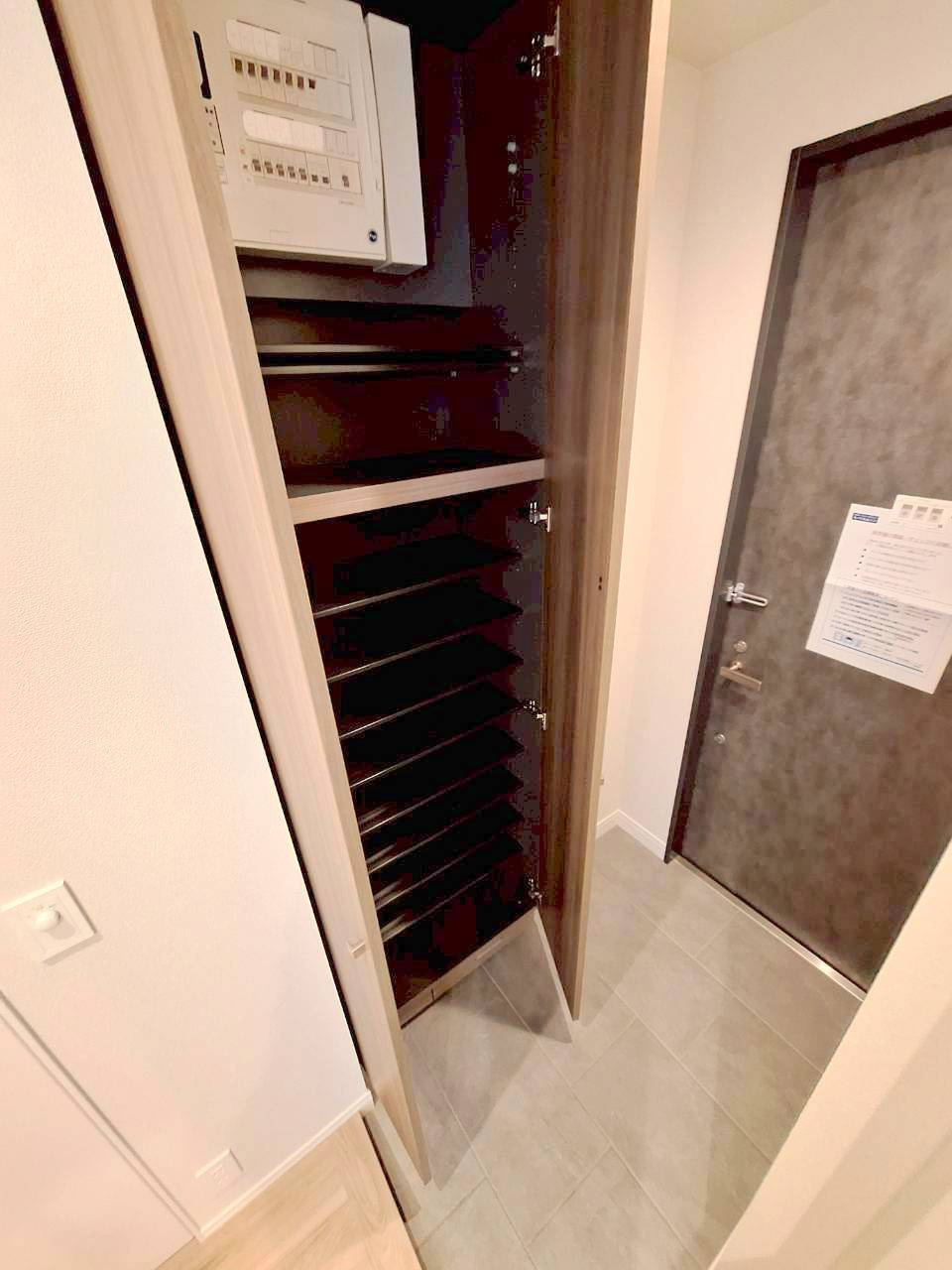 ヘーベルメゾン西葛西　Ｅ　イーストの玄関|★シューズＢＯＸ★