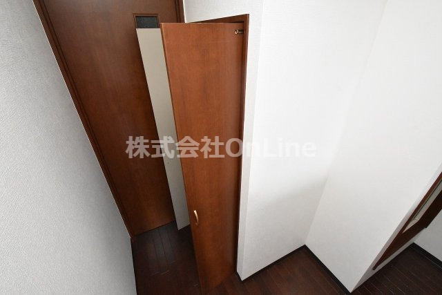 東大阪市菱屋西１丁目の賃貸マンションの収納