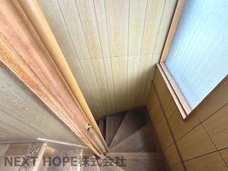 【内装】 | 川西市笹部２丁目中古戸建 | 階段です♪窓も有り大変明るいです！！