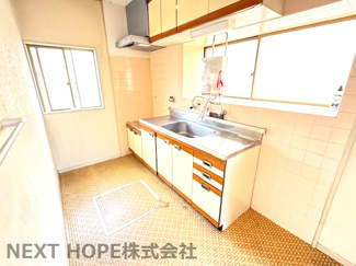 【キッチン】 | 川西市笹部２丁目中古戸建 | キッチンです♪二面採光の明るいキッチンです！！お好きなリフォームを楽しんでみませんか？ぜひ現地でご確認ください！！