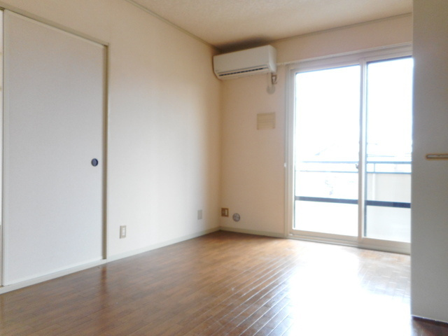 ロイヤルハイツの居間・リビング