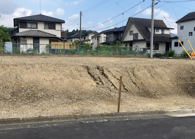 【外観】 | 土地の形が極端に長細かったり、狭小地、あるいは道路との高低差がある傾斜地だった場合、後々売ろうとしても買い手がつかない場合もあります。後々、売却することになった時に価値の下がらない土地を選びましょう。