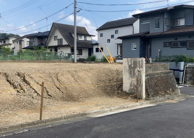 【外観】 | 土地の面積＝住宅面積ではありません。建ぺい率の問題などで、土地のある場所によって住宅を建てられる面積は限られています。高さもしかり、「土地」という言葉の中には、建築条件も含まれると考えておきましょう。
