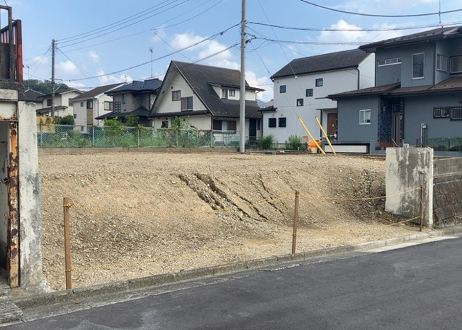 【外観】 | 家を建てる場合、方位は要チェックです。現実的に日当たりのよい家ならばリビングは南側、建築基準法でも北側に当たる家への配慮は求められています。土地を見学に行く際は、方位磁針を持って行くようにしましょう。