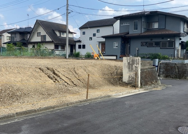 【外観】 | 土地を買う際、住む地域の自治体や福祉の補助制度にも注目してみましょう。子供や老人の医療補助やゴミ出しのルールなど、自治体によってルールに大きな違いがあるため、暮らしやすい土地で判断するとよいでしょう。