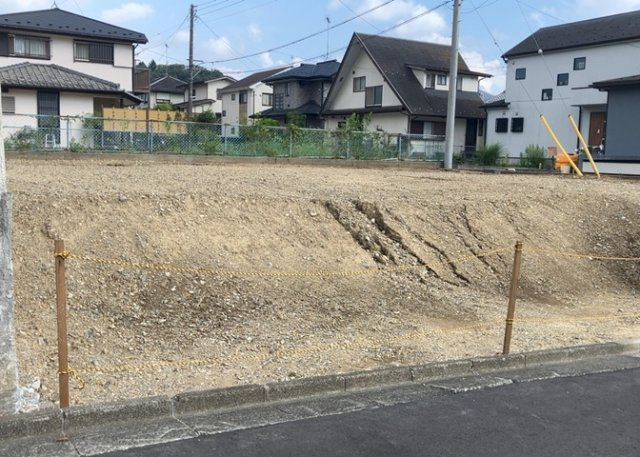 【外観】 | 土地の前の道路に消火栓が設置されていることがあります。この場合、道路交通法第45条第1項により、駐車禁止の場所が指定されています。そのため、車庫などの駐車スペースをつくることができない場合があります。