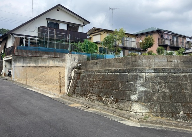 【外観】 | 物件の詳細については、現地を見てわかること以外に、役所や法務局などで調べないとわからないことがあります。そのため、現地に行く場合は、もしこの物件を買ったらどのような生活ができるかをイメージしましょう。