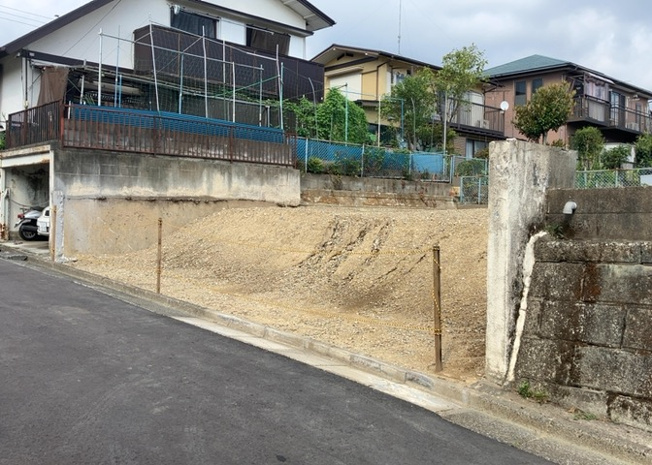 【外観】 | 隣家の土地はどうなっているのか、生活利便施設が近くにあるのか、学校まで近いかなど、お客様のライフスタイルにあわせたイメージが重要です。また、近くにあると困る施設が近くにないかも確認するといいでしょう。