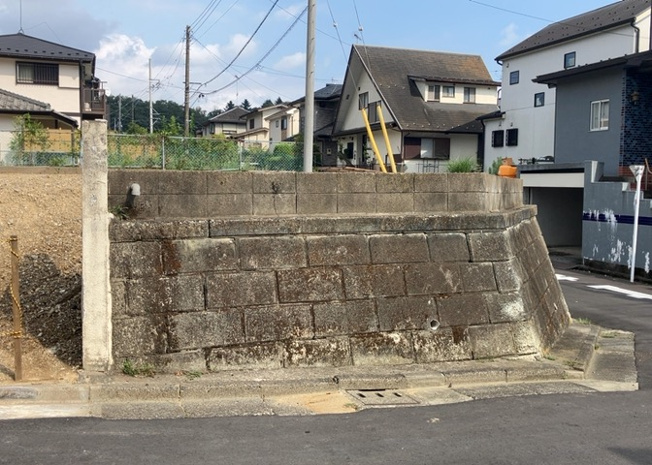 【外観】 | 家を建てる前提で土地を探している場合、地盤の丈夫さは譲れない条件の一つです。地盤が脆弱だと追加工事が必要となります。また、過去に地盤沈下や液状化現象を起こした土地は、できるだけ避けた方がいいでしょう。