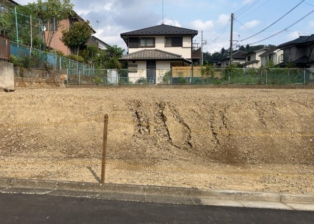 【外観】 | 人が暮らすうえで日光は大切な要素となります。日当たりの良さは譲れないポイントですね。併せて近くに大きな建築物の建築予定がないか、あるいはそれが可能な土地が近くにないか事前に確認することもお勧めします。