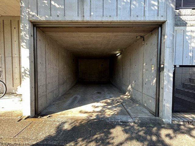 富士見市針ケ谷１丁目の中古一戸建の駐車場|駐車スペースは幅約3m、奥行き6m、高斎約2.2mで1台駐車可能です。
