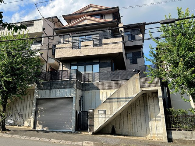 富士見市針ケ谷１丁目の中古一戸建の外観|みずほ台駅徒歩13分！
36坪超の敷地に建つ建坪44坪6LDK+Sの大型中古戸建。
資料請求やご見学などお気軽にお問い合わせください。