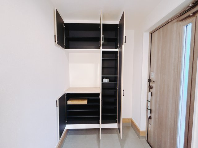 【新築戸建】前橋市大利根町24-2期の玄関|■玄関（2号棟）｜高級感あふれる玄関ドアになっています。また屋根付きの玄関ドアなのでお家に入る際に濡れてしまう心配もなく安心の玄関ドアになっています。