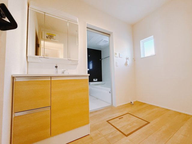 【新築戸建】前橋市大利根町24-2期の独立洗面台|■洗面室（2号棟）｜ゆとりのある洗面脱衣室ではお子様と並んで歯磨きもできるので一緒に成長を楽しめます♪ひろびろとした洗面室で、朝の準備も楽しくなります☆.*