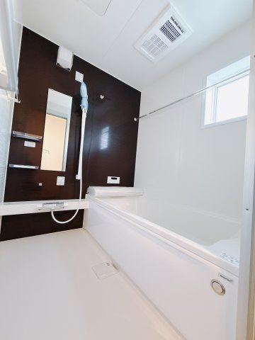 【新築戸建】前橋市大利根町24-2期の浴室|■浴室（2号棟）｜大人が足を伸ばしても入れる広々浴槽ですので、肩まで浸かって体全体をしっかり温められます。大きな窓がついておりますので、湿気で篭りがちなバスルームも換気することができます( ＾＾ )