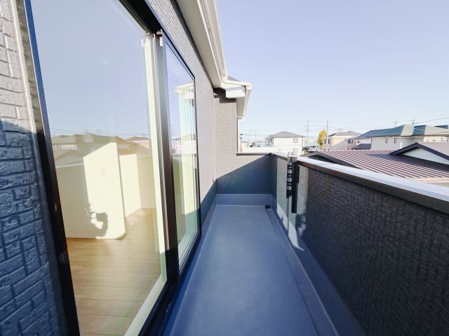 【新築戸建】前橋市大利根町24-2期のバルコニー|■バルコニー（2号棟）｜あたたかな陽のひかりを浴びることのできるバルコニー。お洗濯物やお布団を干せば、家族みんなが気持ちよく暮らすことができます(*^^*)