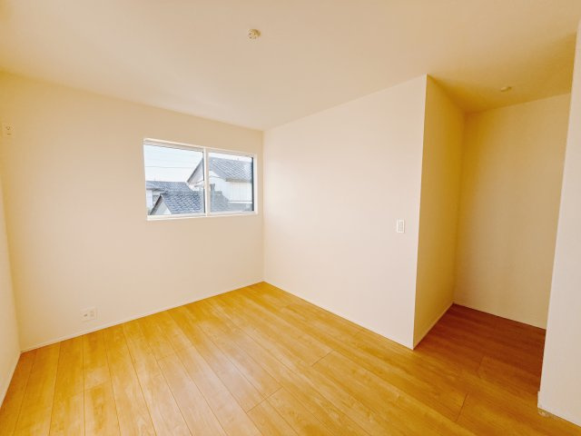 【新築戸建】前橋市大利根町24-2期の寝室|■主寝室（2号棟）｜ベッドやテレビなどの大き目の家具を置いても余裕のある広々主寝室です♪家事やお仕事にお疲れなパパ・ママがゆっくりと過ごせる空間です♪