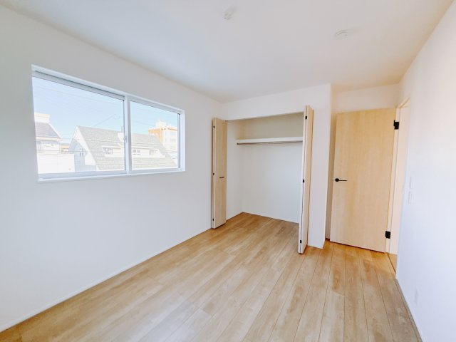 【新築戸建】前橋市大利根町24-2期の洋室|■2階洋室（2号棟）｜2階各居室には収納をご用意しています♪常にお部屋を綺麗に保てます！小さなお子様も自然とお片付けができるようになるのでうれしいですよね！