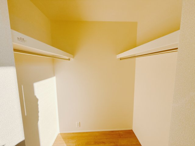 【新築戸建】前橋市大利根町24-2期の収納|■WIC（2号棟）｜主寝室には夢のウォークインがございます♪お洋服やバッグだけでなく、増えていくお洋服やご家族での思い出の品もしっかりと収納します( ＾＾ )