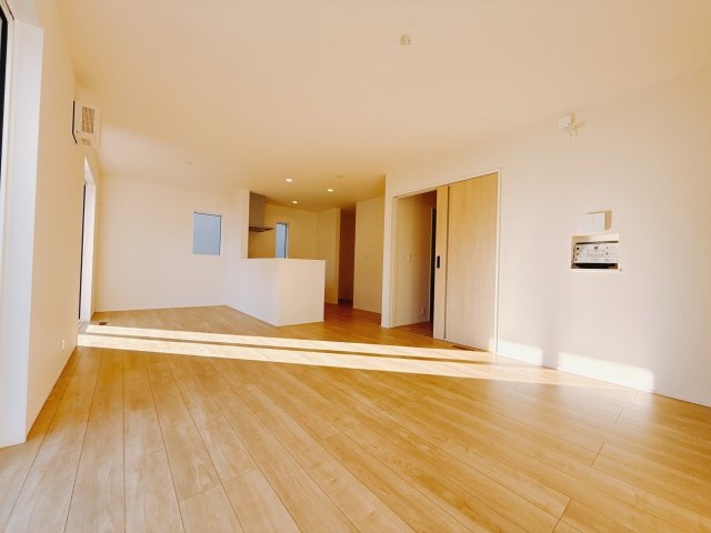 【新築戸建】前橋市大利根町24-2期の居間・リビング|■リビング（2号棟）｜陽当たり良好のリビングダイニング♪賃貸では叶わなかった、お友達とのホームパーティや大音量で映画やテレビを楽しむことができます(*^^*)