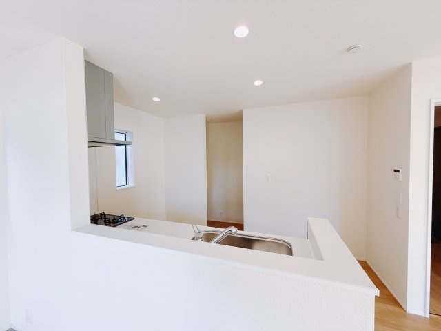 【新築戸建】前橋市大利根町24-2期のダイニング|■ダイニング（2号棟）｜出来上がった料理を運びやすいダイニング♪お料理中も家族との会話がはずみます♪