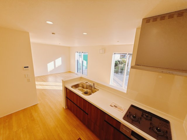 【新築戸建】前橋市大利根町24-2期のキッチン|■キッチン（2号棟）｜作業がはかどる広々カウンタースペース。会話がはずむ「オープンキッチン」なので家族とのコミュニケーションも活発になります。