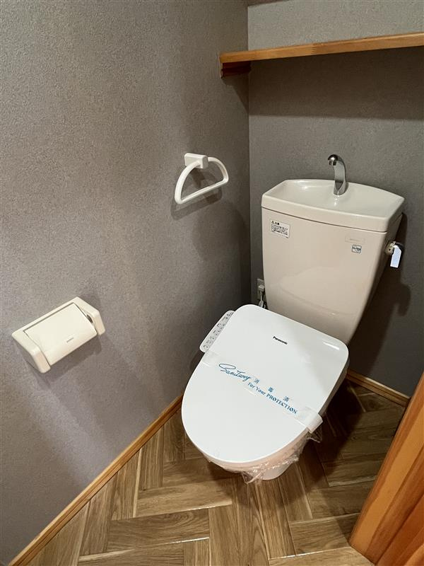 メゾネット四谷のトイレ|クロス・CF張替え、清潔感のあるトイレです