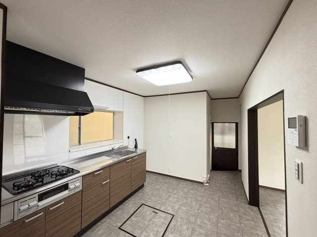 中古戸建　相田5丁目の玄関|明るく開放感のある玄関で、家族や来客を迎えます。
