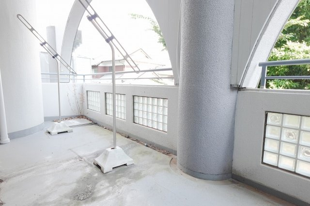 【バルコニー】 | ザ・ステイツ朝霞台オークヒルズ　(志木本店) | 2部屋から出入り可能な広々としたワイドバルコニーは洗濯や布団干しにも便利です。