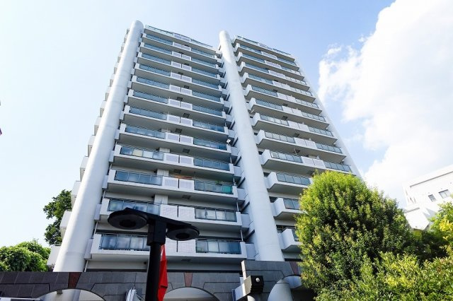 【外観】 | ザ・ステイツ朝霞台オークヒルズ　(志木本店) | 女性やお子様も安心して暮らせるオートロック付のマンションです。
TVモニター付インターホンで来訪者も一目で確認できます。