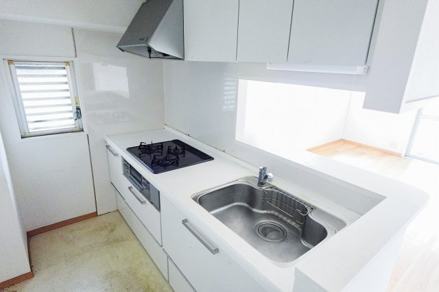 【キッチン】 | ザ・ステイツ朝霞台オークヒルズ　(志木本店) | 窓からやさしい光が入るキッチンは上部に吊戸棚がついているので収納力もあります。
家事をしながらリビングを見渡せる対面キッチン。