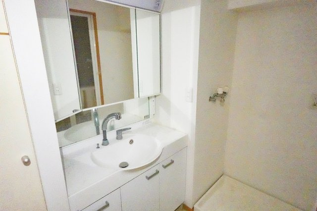 【独立洗面台】 | ザ・ステイツ朝霞台オークヒルズ　(志木本店) | 鏡の裏に小物類を収納できる三面鏡洗面化粧台。
左右のカウンターはメイクグッズやドライヤーなどの仮置きに便利です。