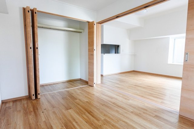 【洋室】 | ザ・ステイツ朝霞台オークヒルズ　(志木本店) | 6帖の洋室はバルコニーに面しているので開放感良好です。