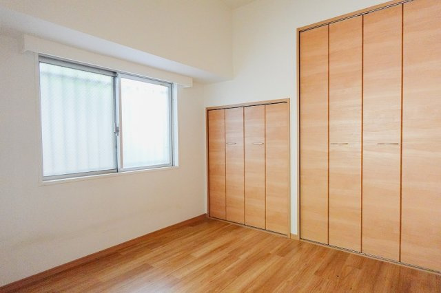 【洋室】 | ザ・ステイツ朝霞台オークヒルズ　(志木本店) | 5.1帖の洋室は豊富な収納でお部屋を広くお使いいただけます。