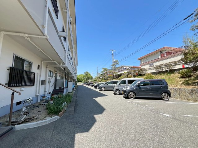 松が丘住宅11号棟の駐車場