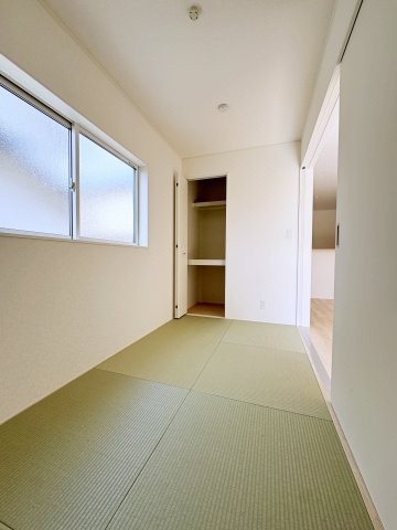 新築戸建・建売　郡山市御前南五丁目　耐震＋制震　朝日が丘小・郡山七中の和室|お子様のおむつ替えスペースやお昼寝スペースとしても大活躍！リビング隣なので見守りも可能です！