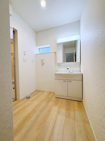 新築戸建・建売　郡山市御前南五丁目　耐震＋制震　朝日が丘小・郡山七中の独立洗面台|三面鏡付き独立洗面台は鏡の内側にも収納があるので小物もすっきり♪