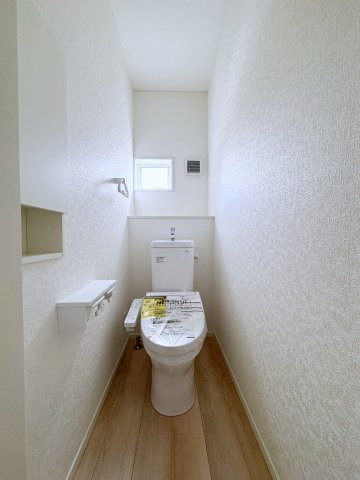 新築戸建・建売　郡山市御前南五丁目　耐震＋制震　朝日が丘小・郡山七中のトイレ|ホワイトカラーを基調とした清潔感のあるトイレ！サニタリー収納付きも嬉しいポイント！