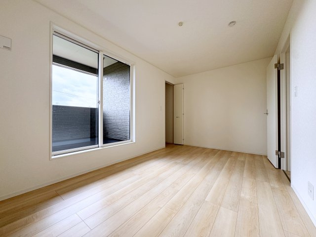 新築戸建・建売　郡山市御前南五丁目　耐震＋制震　朝日が丘小・郡山七中の洋室|バルコニーに出入りする窓は一段高くなっているのでお子様の誤って出る可能性を抑制！