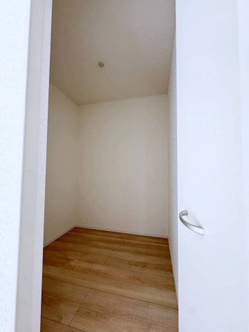 新築戸建・建売　郡山市御前南五丁目　耐震＋制震　朝日が丘小・郡山七中の収納|ウォークインクローゼットはスーツケースなど大型荷物の収納にも便利！