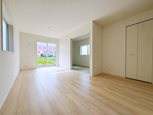 新築戸建・建売　郡山市御前南五丁目　耐震＋制震　朝日が丘小・郡山七中の居間・リビング|南向きの大きな掃き出し窓からたっぷり陽の光が射し込む明るいリビング♪