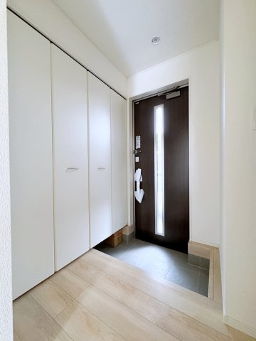 新築戸建・建売　郡山市御前南五丁目　耐震＋制震　朝日が丘小・郡山七中の玄関|自然光を取り入れる玄関ドアは明るく毎日のお出かけが気持ちよくできそうですね♪