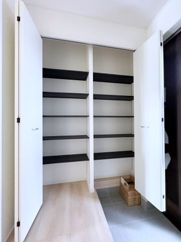 新築戸建・建売　郡山市御前南五丁目　耐震＋制震　朝日が丘小・郡山七中の収納|上段までたっぷり収納できる可動棚付き玄関収納♪折戸なので出し入れも簡単♪